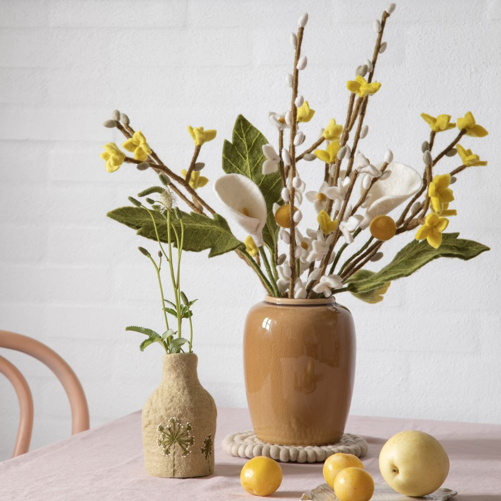 Zweig mit gelben Blumen aus Filz